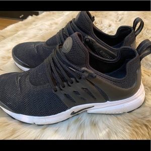 Women Black Nike Sneakers